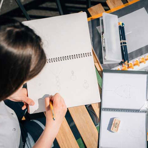 Goldstoff Designs Yoëlla drawing the design of a jewel